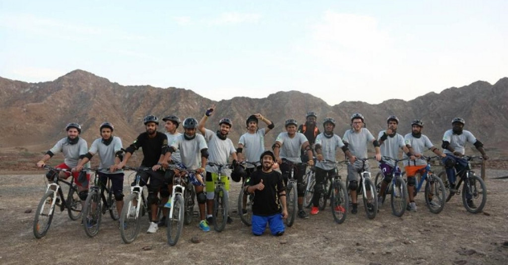 طلاب الجامعة يشاركون في مخيم الشباب المغامرين