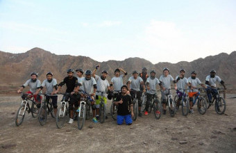 طلاب الجامعة يشاركون في مخيم الشباب المغامرين