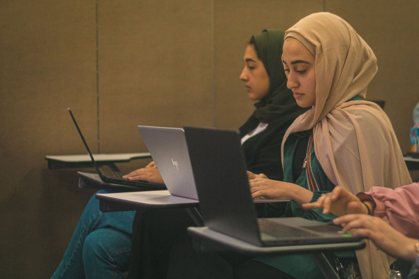 جامعة عجمان تعقد ورشة عمل لنادي جوجل للطلبة المطورين