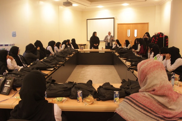 جامعة عجمان تستقبل وفود طلابية من المدارس الثانوية