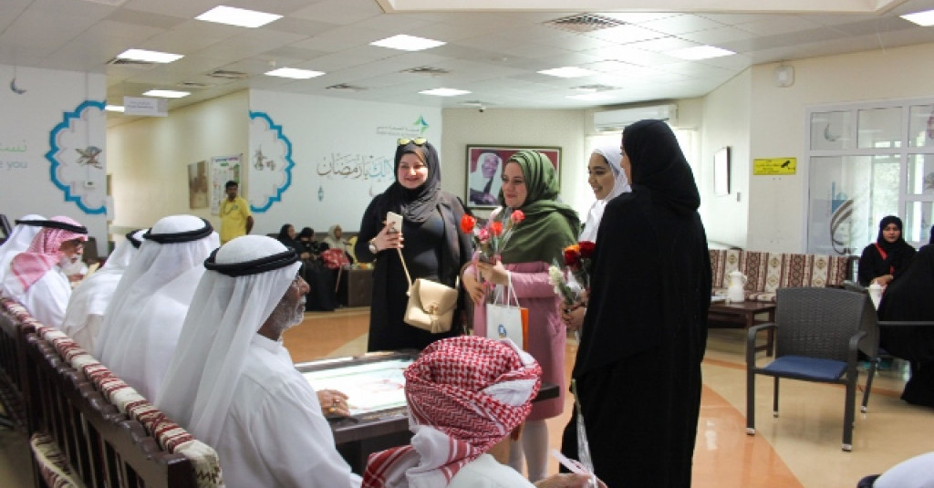 AU Female students visit the Happiness Center of the Elderly in Dubai