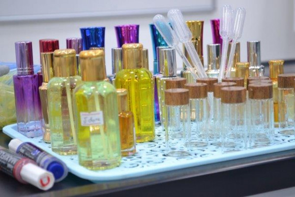 AU Students Learn How to Make Perfumes