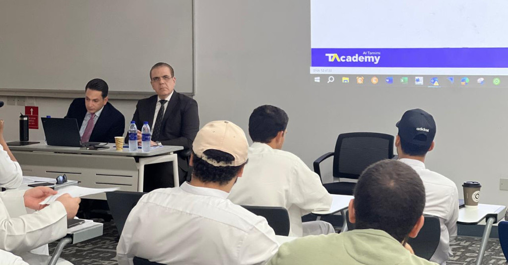 كلية القانون تنظّم محاضرات تدريبية بالتعاون مع التميمي ومشاركوه استعدادًا لمسابقة المحكمة الصورية