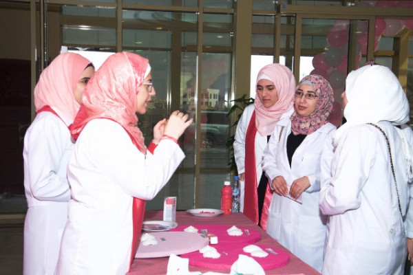 حملة وردية في الجامعة للتوعية بسرطان الثدي