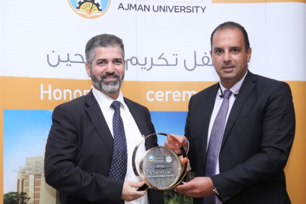 جامعة عجمان تكرم المساهمين في دعم صندوق الخريجين