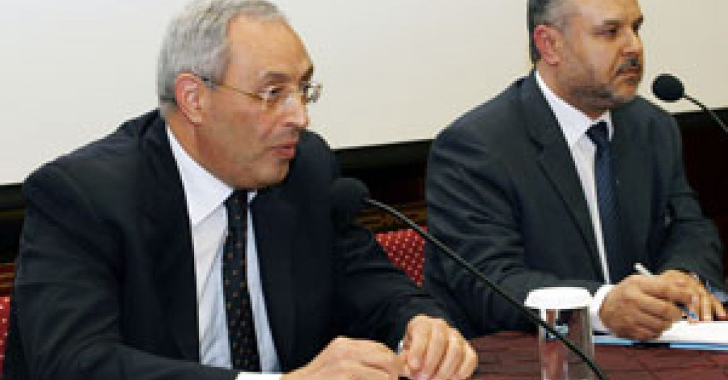 جامعة عجمان تنظم ندوة حول الأزمة الاقتصادية والمالية العالمية