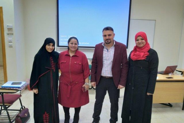 وحدة الإرشاد تنظم ورش متخصصة لطالبات الجامعة