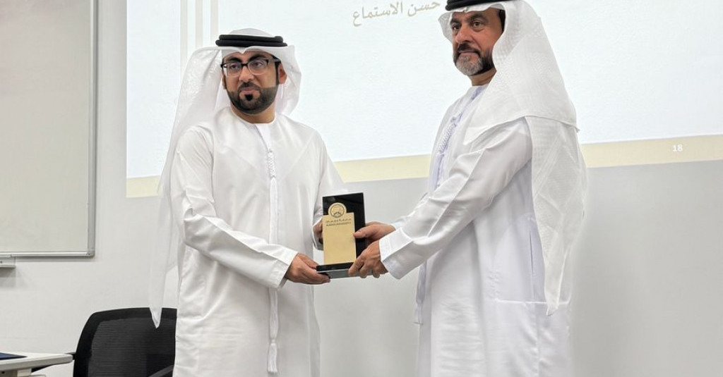 وكيل أول نيابة الشارقة يلقي محاضرة لطلبة القانون في جامعة عجمان