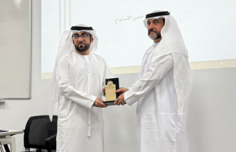 وكيل أول نيابة الشارقة يلقي محاضرة لطلبة القانون في جامعة عجمان