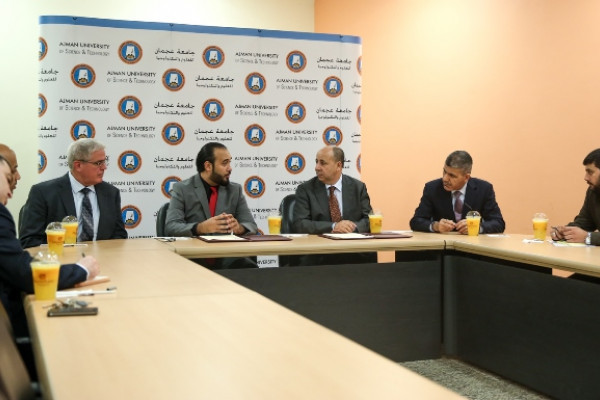 جامعة عجمان توقع اتفاقية تعاون مع مركز سكور للاختبارات