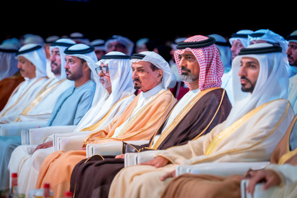 حميد بن راشد يمنح نهيان بن مبارك شهادة الدكتوراة الفخريّة ويشهد تخريج دفعة 