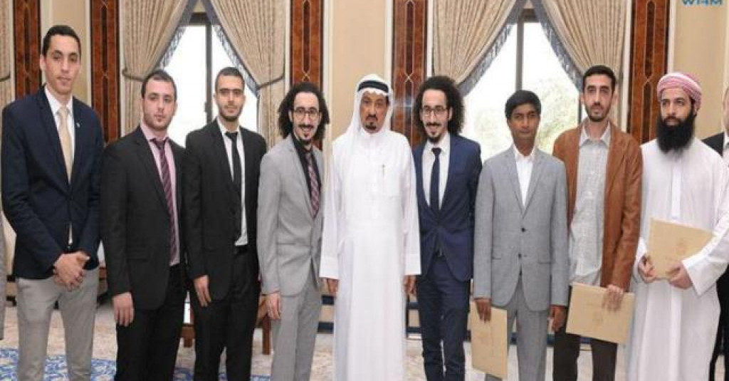 حاكم عجمان يكرم خريجي الجامعة الفائزين بالمراكز الأولى في مسابقة الإمارات للروبوت