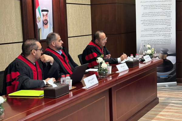 الطالب أيمن أحمد الشميلي يناقش أطروحته للماجستير حول النظام القانوني لمعالجة البيانات الشخصية عبر الحدود