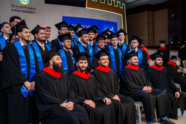 حميد بن راشد يمنح نهيان بن مبارك شهادة الدكتوراة الفخريّة ويشهد تخريج دفعة 