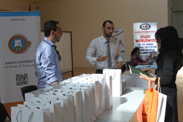 جامعة عجمان تشارك في معرض الجامعات بمدرسة دبي الوطنية