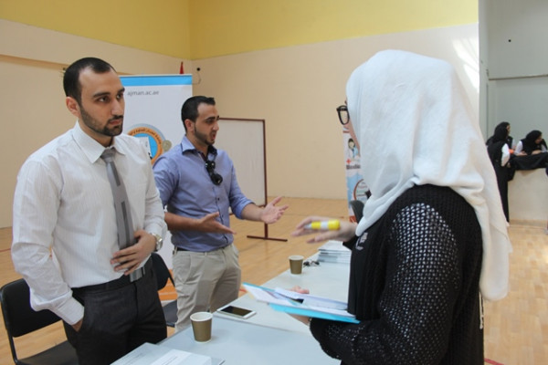 جامعة عجمان تشارك في معرض الجامعات بمدرسة دبي الوطنية
