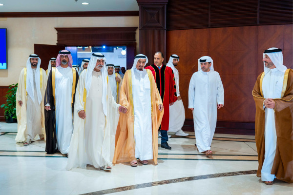 حميد بن راشد يمنح نهيان بن مبارك شهادة الدكتوراة الفخريّة ويشهد تخريج دفعة 