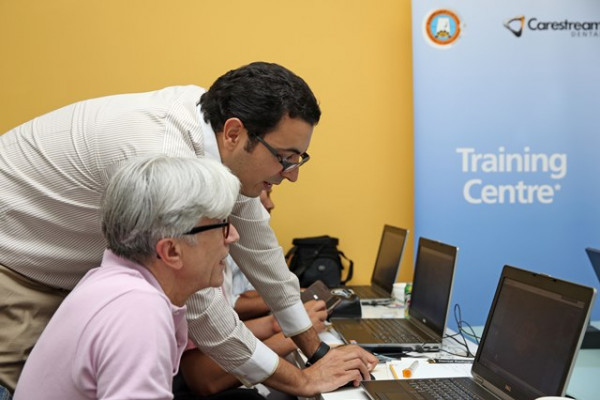 دورة تدريبية لأطباء وفنيي الأسنان بجامعة عجمان