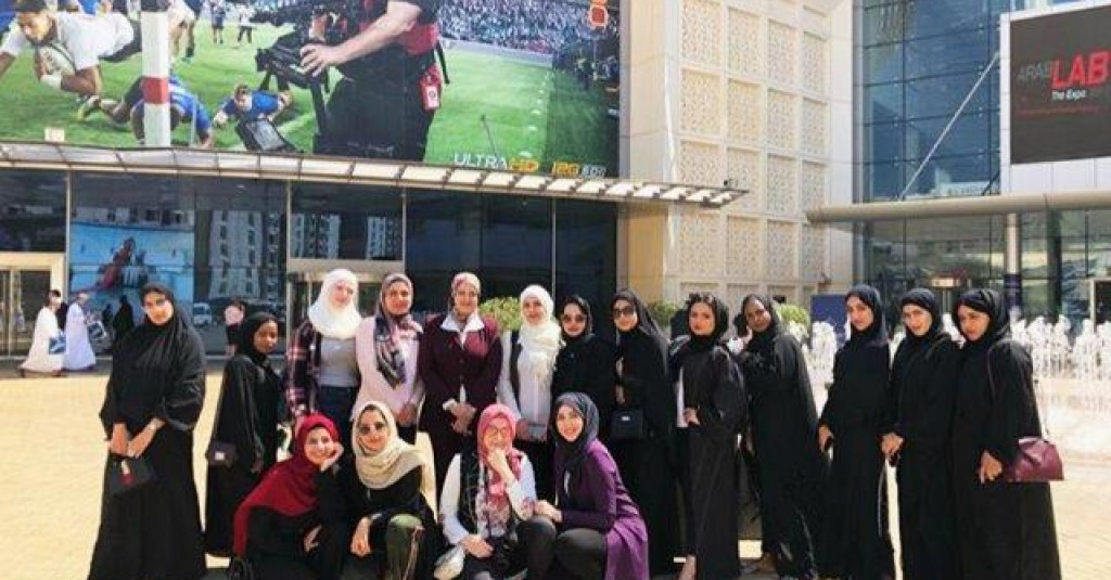 طالبات كلية الإعلام في زيارة لمعرض 