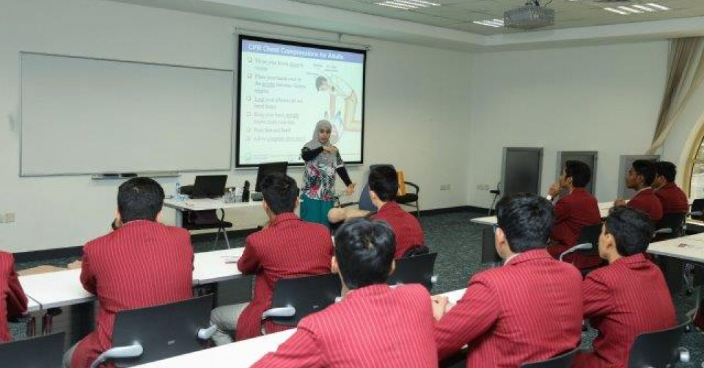 جامعة عجمان تدرّب طلبة المدارس على الإنعاش القلبي الرئوي