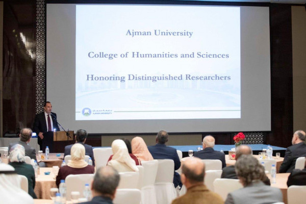 جامعة عجمان تكرم الباحثين المتميزين