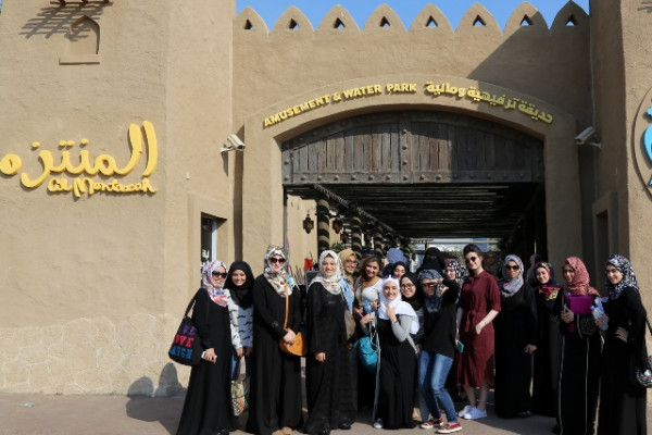 رحلة للطالبات إلى حديقة الألعاب المائية في الشارقة