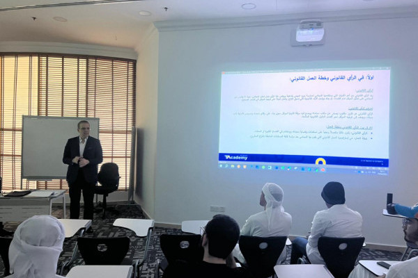 كلية القانون تنظّم محاضرات تدريبية بالتعاون مع التميمي ومشاركوه استعدادًا لمسابقة المحكمة الصورية