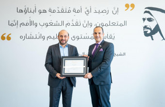 جامعة عجمان تكرم عبد الغني عبد الله   مدير عام الشؤون المؤسسية والأعمال في مجموعة