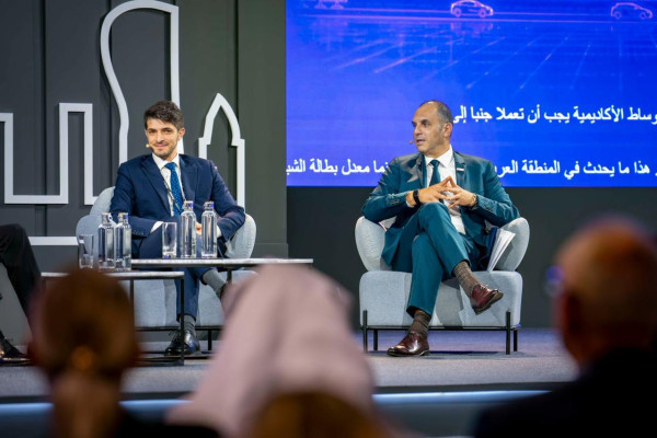 مدير جامعة عجمان يدعو الجامعات إلى أن تصبح 