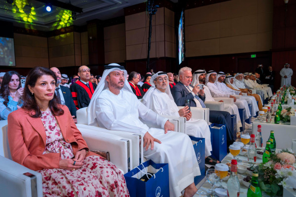 حميد بن راشد يمنح نهيان بن مبارك شهادة الدكتوراة الفخريّة ويشهد تخريج دفعة 