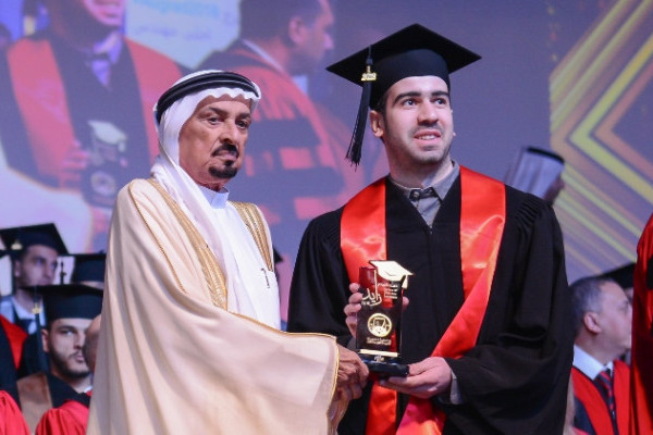 حاكم عجمان يشهد حفل تخريج الفوج الثاني من الدفعة 27 بجامعة عجمان تحت شعار 