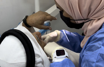 عيادة جامعة عجمان المتنقلة لطب الأسنان في زيارة لكبار السن