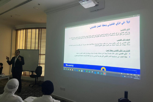 كلية القانون تنظّم محاضرات تدريبية بالتعاون مع التميمي ومشاركوه استعدادًا لمسابقة المحكمة الصورية