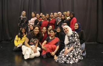 طالبات الجامعة يشهدن مسرحية 