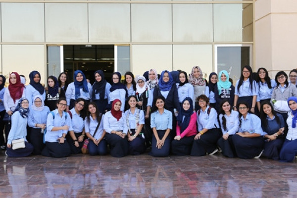 جامعة عجمان تستقبل طالبات مدرسة المعرفة الدولية