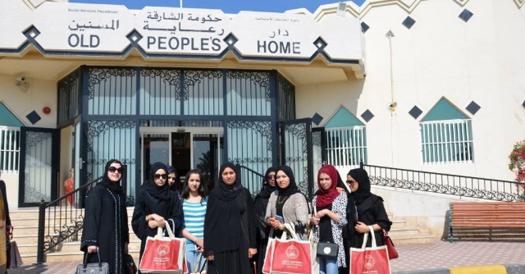 طالبات الجامعة يزرن دار المسنين