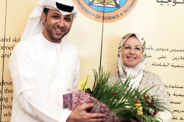 جامعة عجمان تُكرم إحدى أقدم موظفاتها