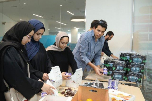 طلبة الجامعة يوزعون وجبات إفطار تحت شعار 