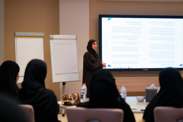 وفد طلابي من كلية القانون في زيارة علمية إلى دائرة الموارد البشرية بعجمان