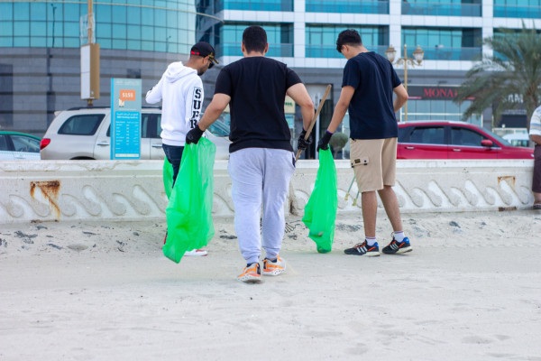 جامعة عجمان تنظم حملة تنظيف بالتعاون مع بلدية عجمان ومجموعة بيئة