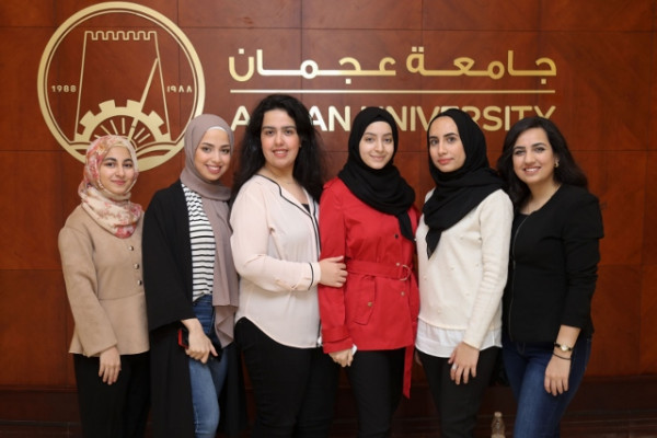 Pharmacy College Welcomes Freshmen with White Coats