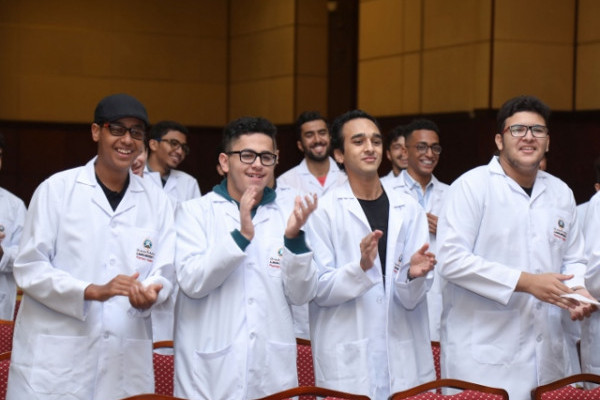 Pharmacy College Welcomes Freshmen with White Coats