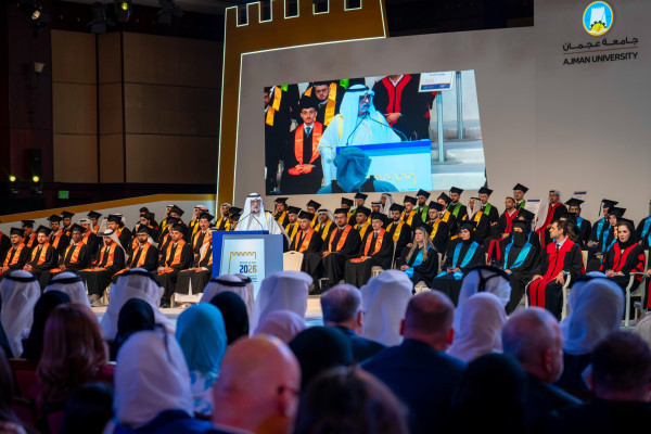 حميد بن راشد يمنح نهيان بن مبارك شهادة الدكتوراة الفخريّة ويشهد تخريج دفعة 