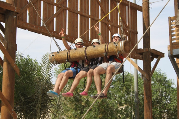 رحلة لطلاب جامعة عجمان إلى حديقة مغامرات الوادي بالعين