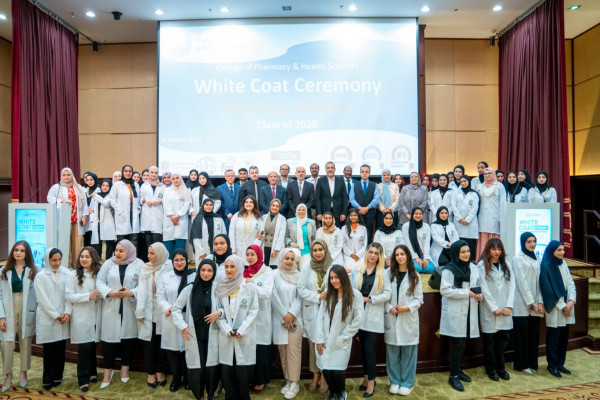 كلية الصيدلة والعلوم الصحية تنظم فعالية المعطف الأبيض لطلبة برنامج الصيدلة