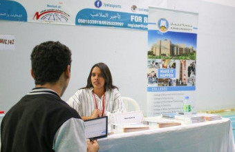جامعة عجمان تستعرض برامجها في معارض الجامعات
