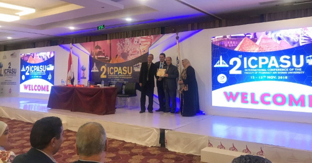 عميد كلية الصيدلة يشارك في مؤتمر دولي بمصر