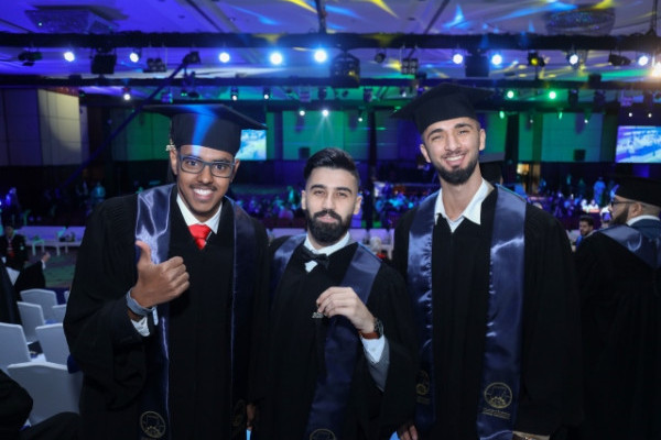 جامعة عجمان تحتفل بتخريج الفوج الأول من دفعة 