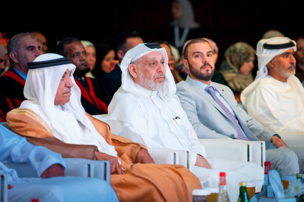 حميد بن راشد يمنح نهيان بن مبارك شهادة الدكتوراة الفخريّة ويشهد تخريج دفعة 