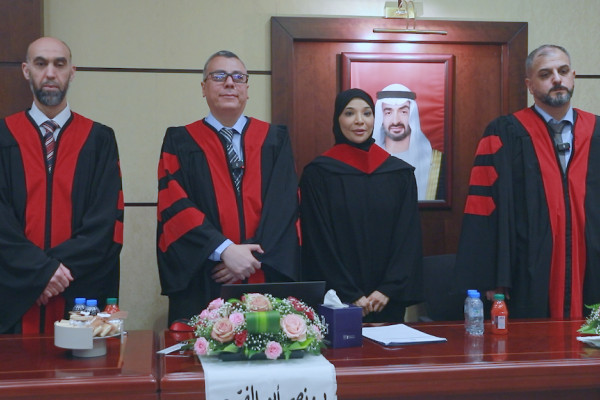 نورة الطنيجي تحصل على درجة امتياز في مناقشة رسالة الماجستير في القانون الخاص